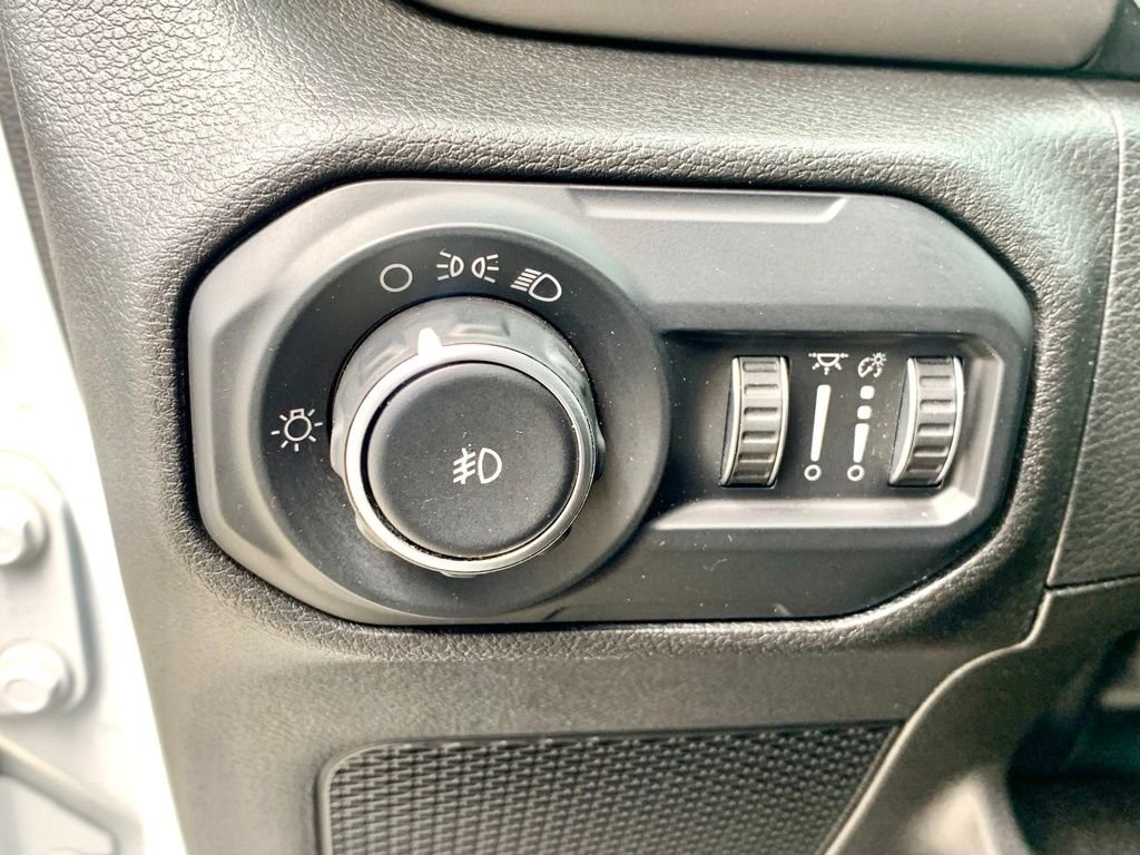 Used 2018 White Jeep Sport image 25