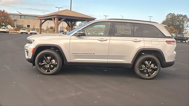 New 2025 Silver Zynith Exterior Paint Jeep Limited image 6