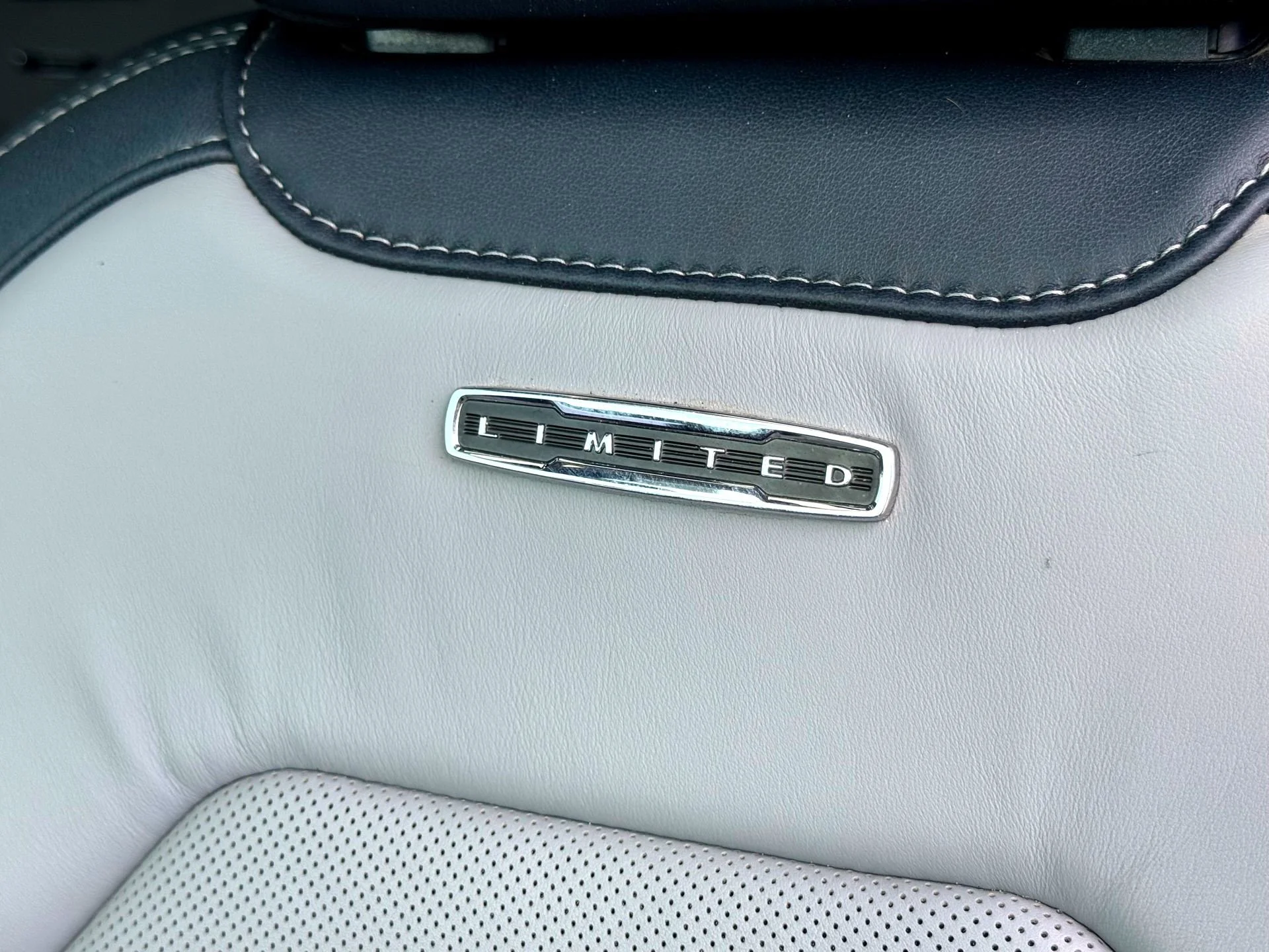 Used 2022  Ford Limited image 17