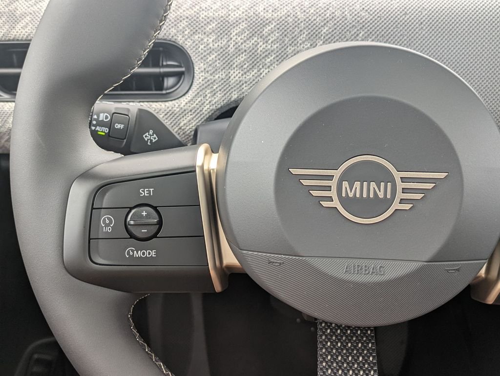 New 2026 Midnight Black MINI Signature Plus image 15