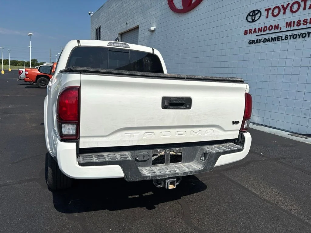 Used 2022 White Toyota SR5 image 27