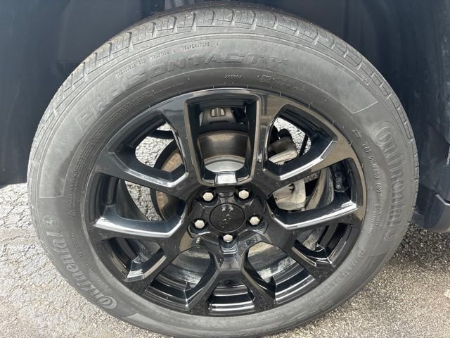 Used 2023 Silver Jeep Latitude image 29