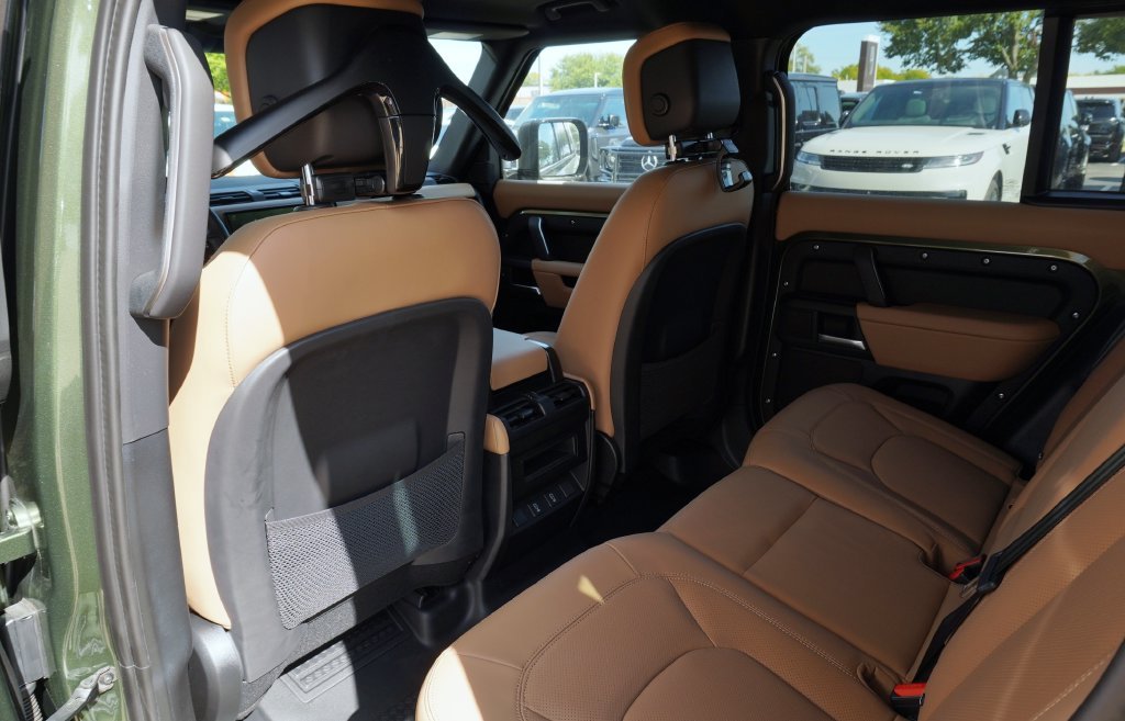 New 2026 Woolstone Green Land Rover X-Dynamic SE image 27