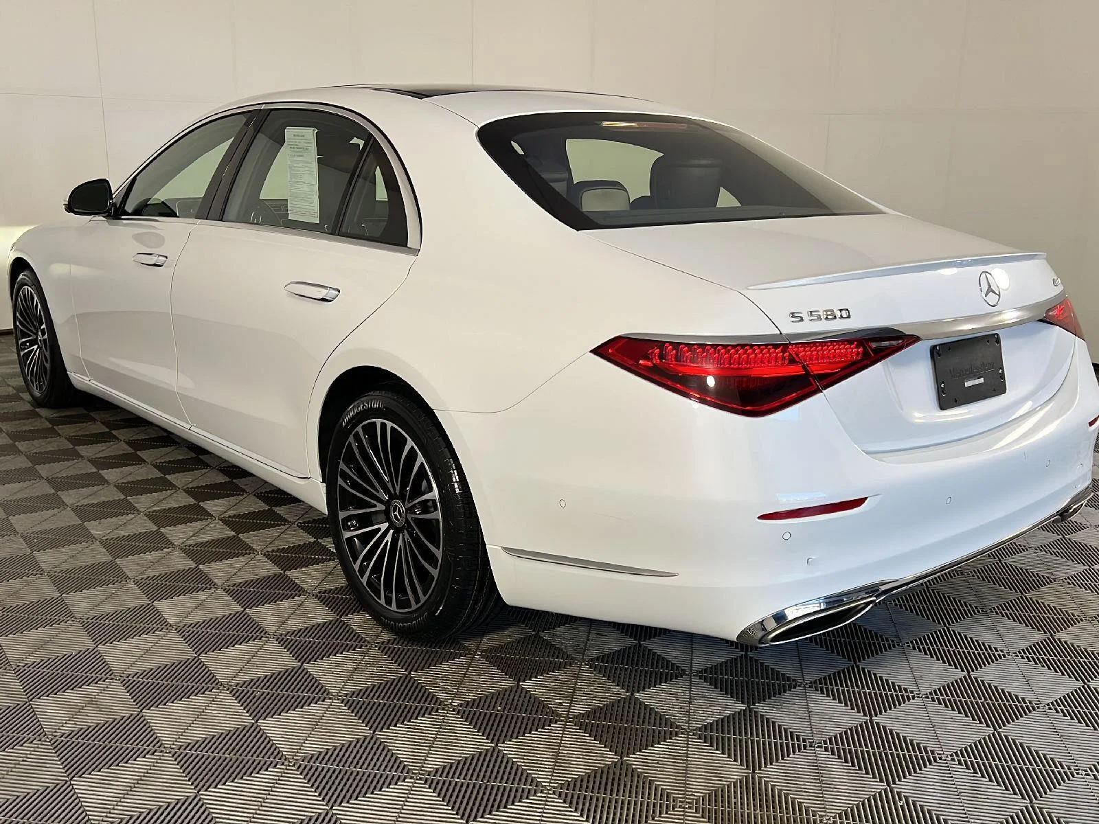 Used 2024 MANUFAKTUR Moonlight White Metallic Mercedes-Benz S 580 image 20