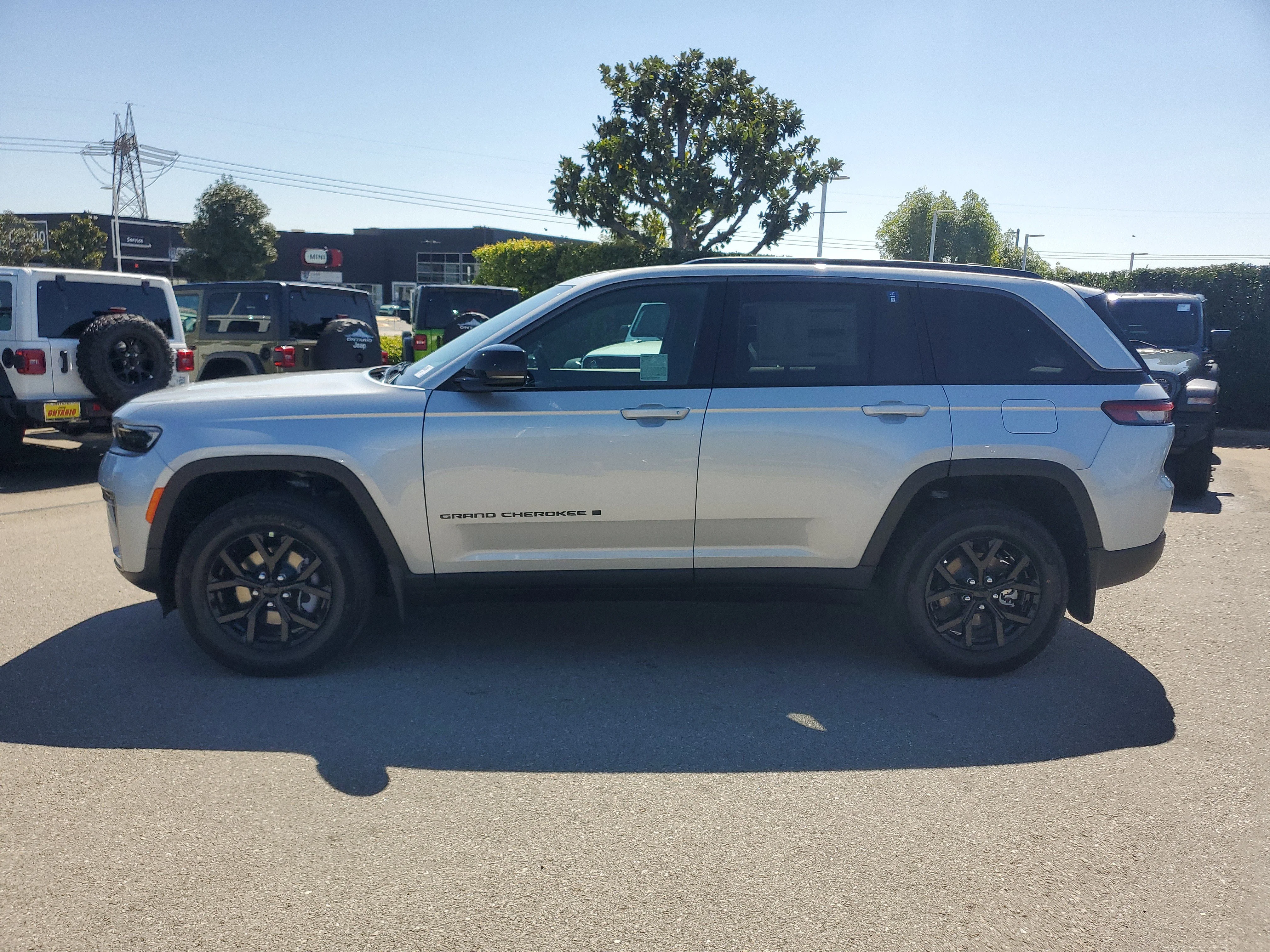 New 2026 Silver Zynith Exterior Paint Jeep Altitude image 7