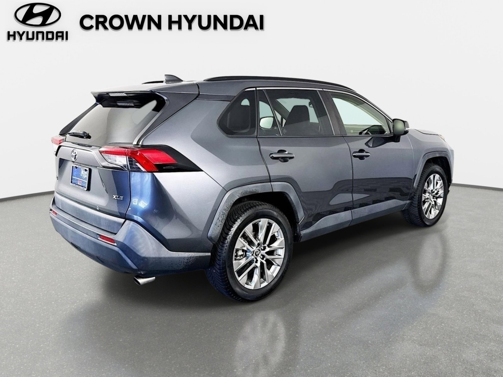 Used 2019 Magnetic Gray Metallic Toyota XLE Premium image 5