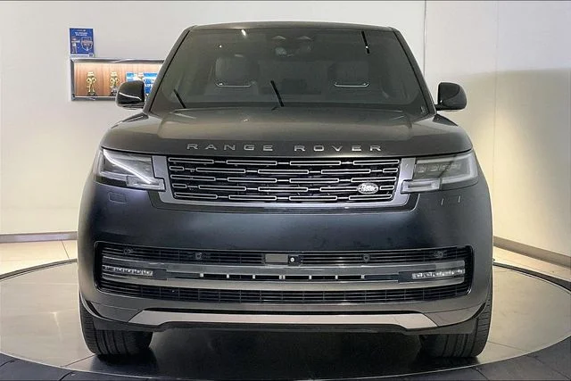 Used 2024 White Land Rover SE image 2