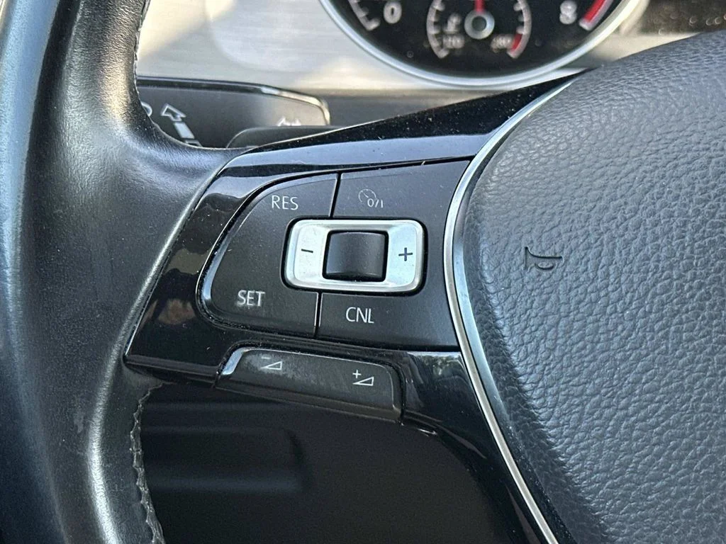 Used 2015  Volkswagen TSI SE 4-Door image 30