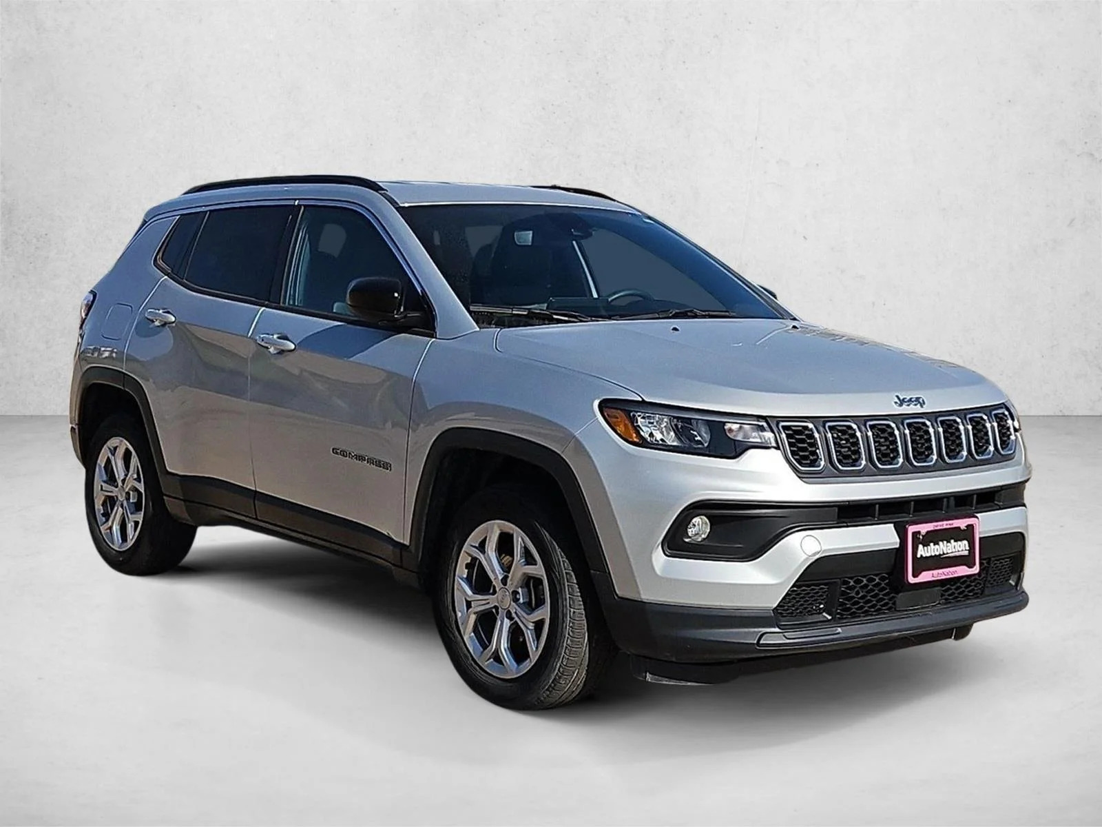 Used 2024 Silver Zynith Metallic Clearcoat Jeep Latitude image 3