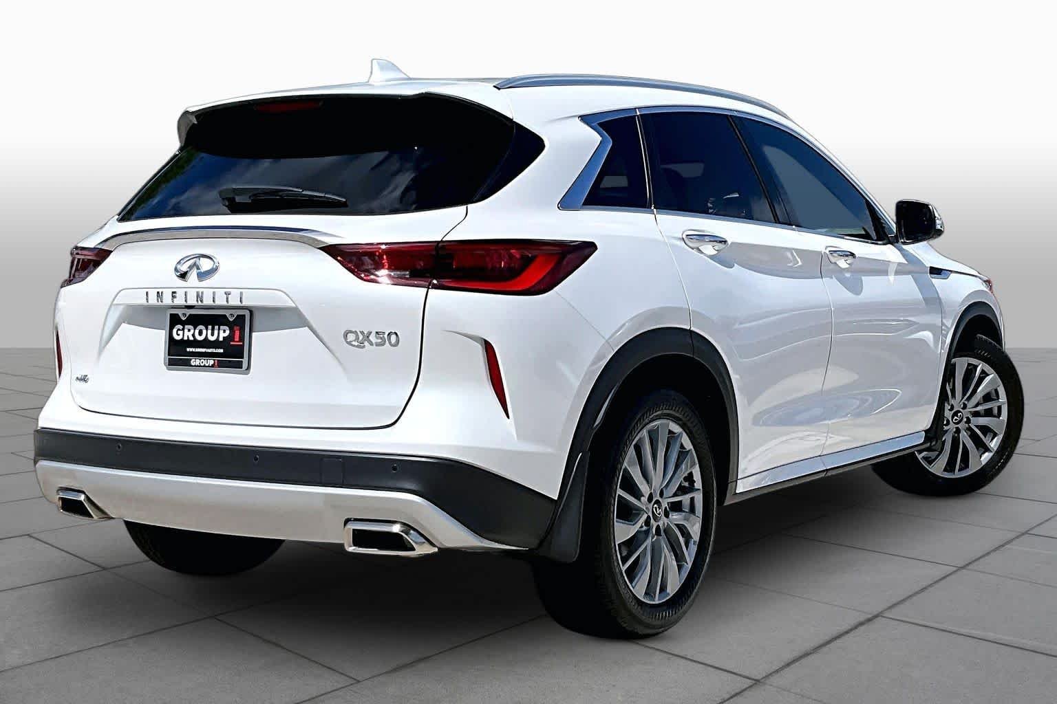 Used 2025 Radiant White INFINITI LUXE image 12