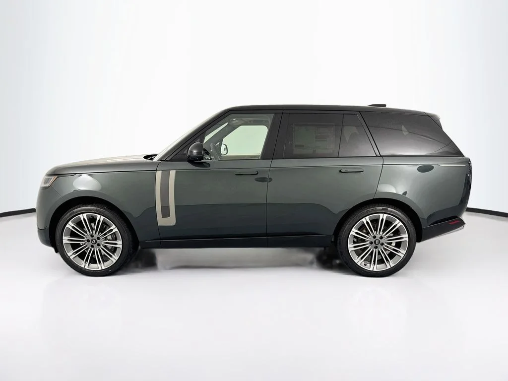 New 2027 Belgravia Green Land Rover SE image 8