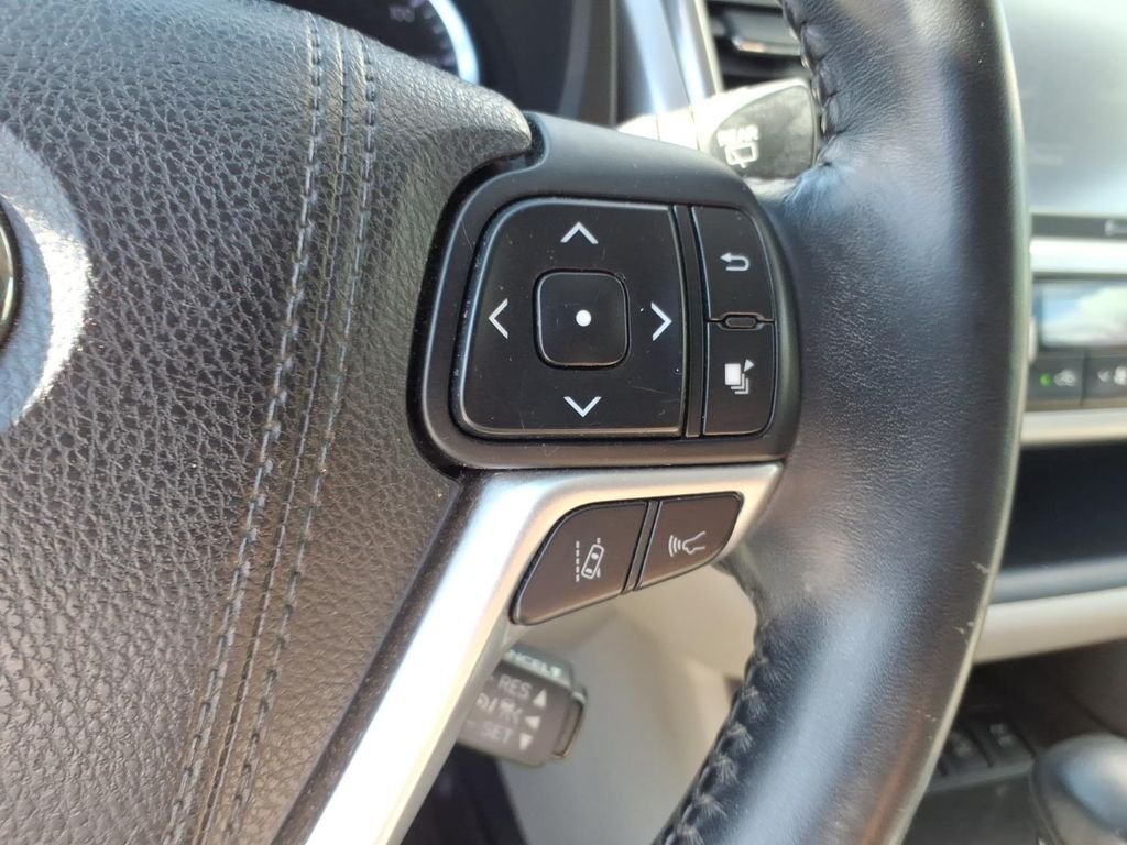 Used 2018 Silver Toyota XLE image 20