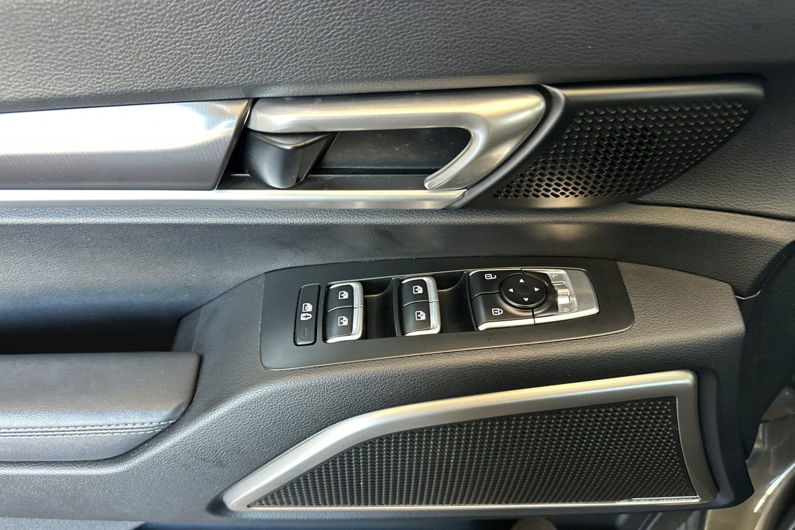 Used 2024 Green Kia S image 11