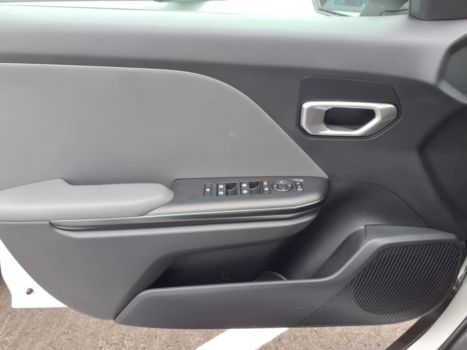 New 2026 Snow White Pearl Kia LXS image 10