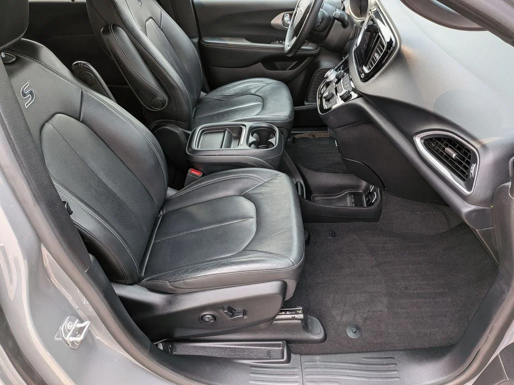 Used 2020 White Chrysler Launch Edition image 31