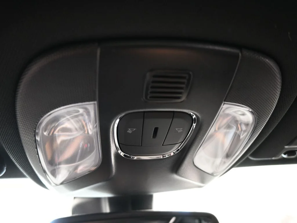 New 2026 Bright White Clear-Coat Exterior Paint Jeep Latitude image 23