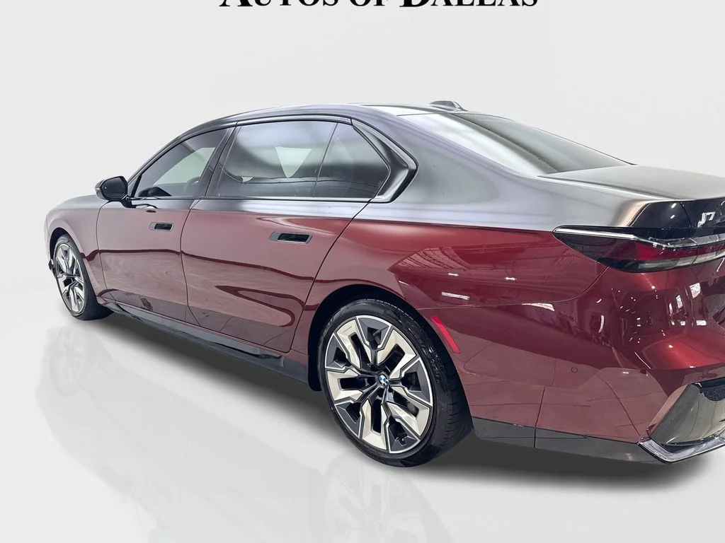 Used 2023 Red BMW xDrive60 image 15