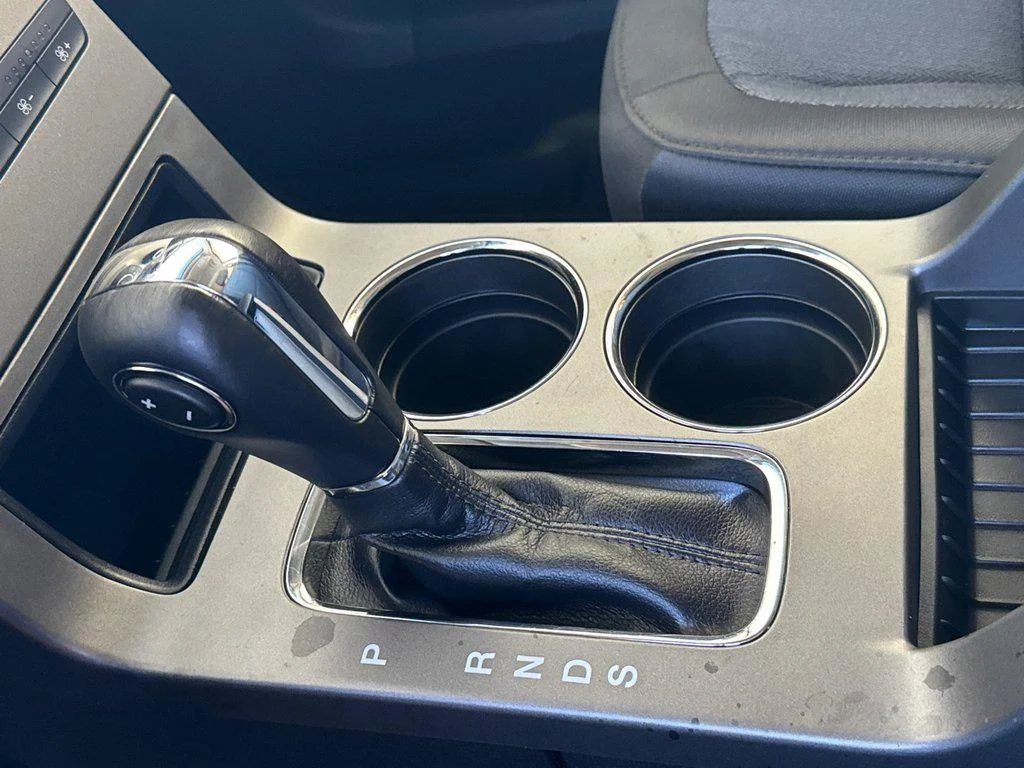 Used 2019 Blue Metallic Ford SE FWD image 18