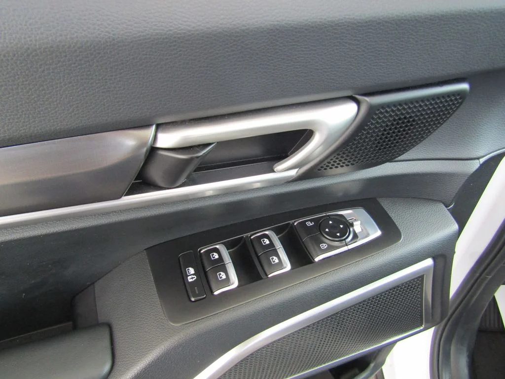 Used 2025 White Kia S image 23