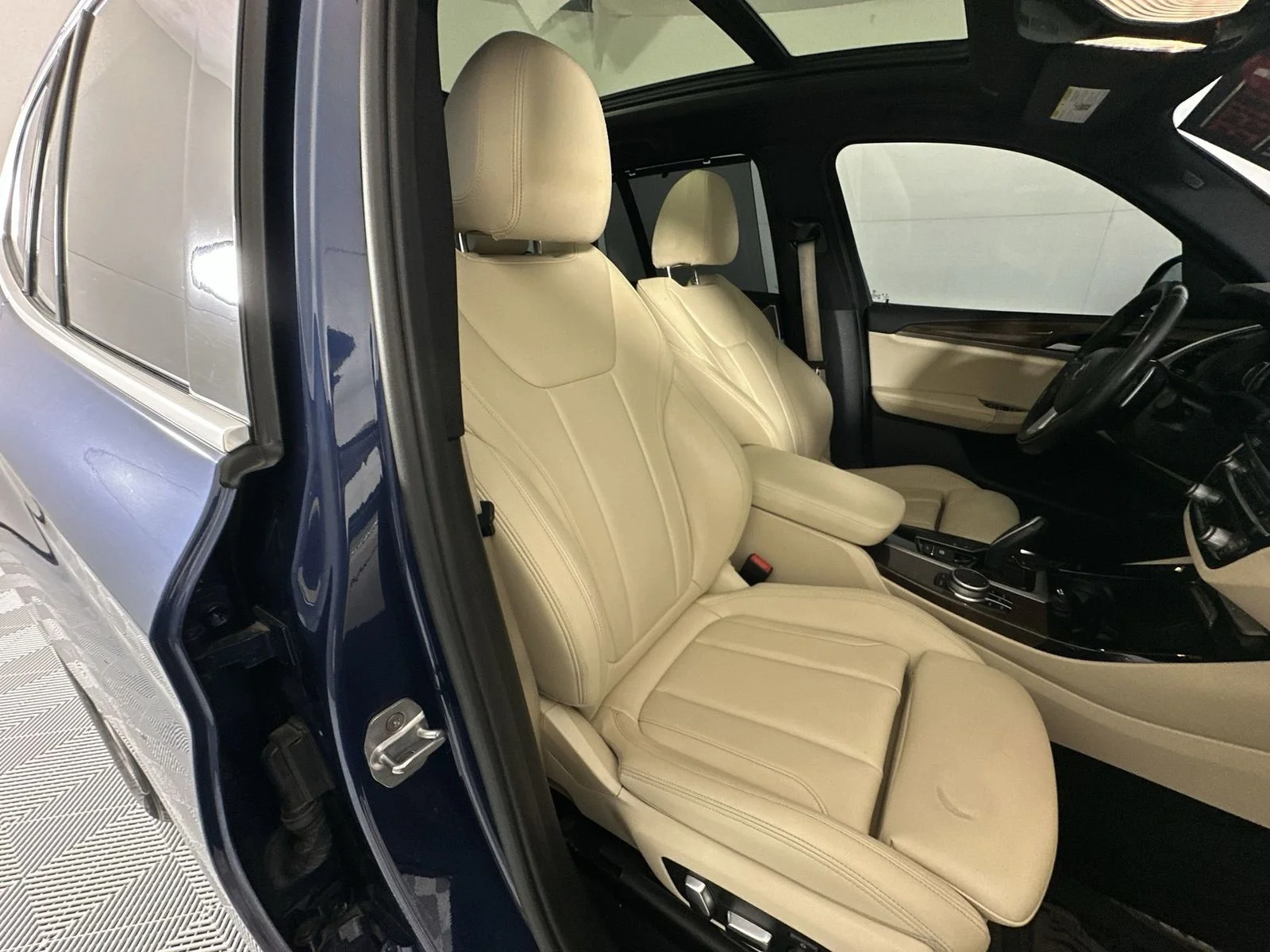 Used 2019 Blue BMW xDrive30i image 26
