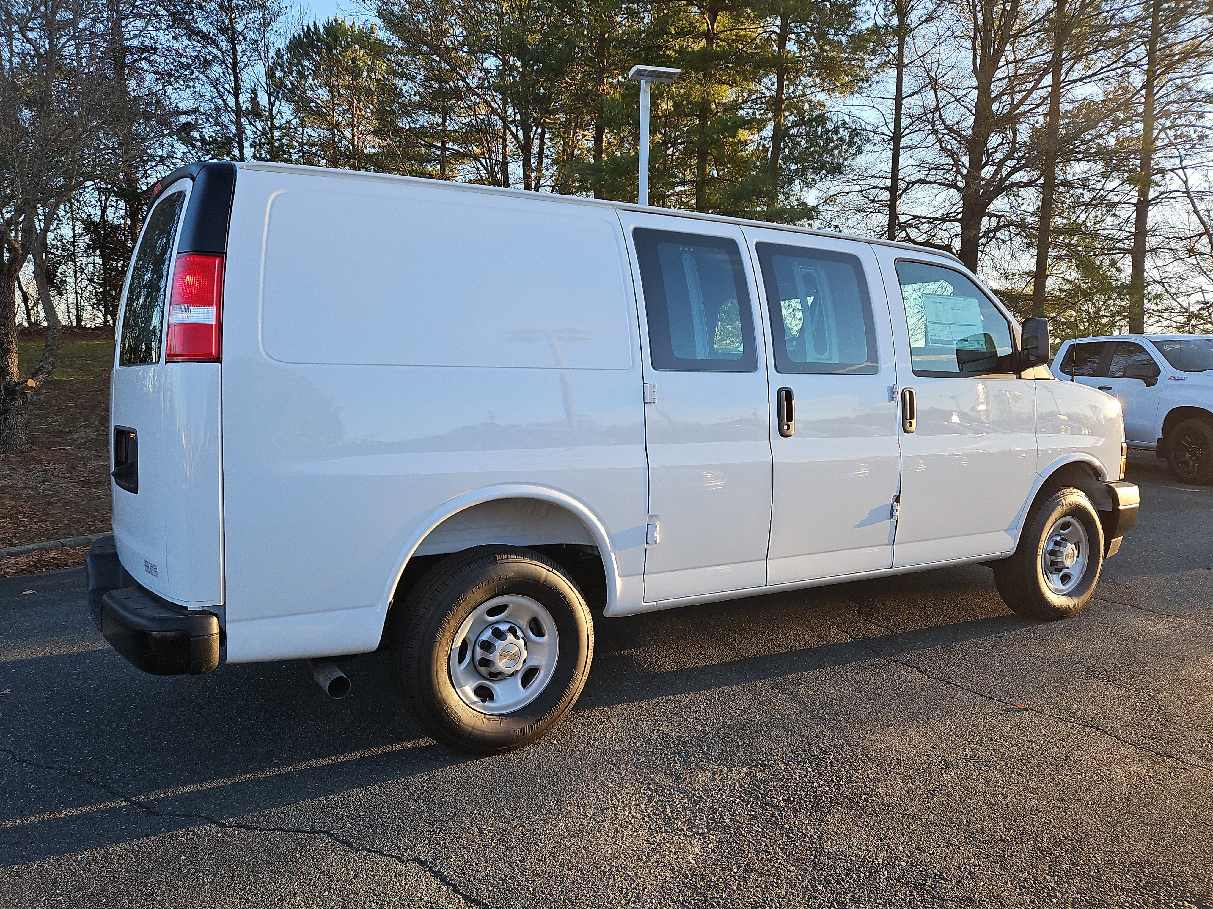 New 2025 Summit White Chevrolet WT image 5