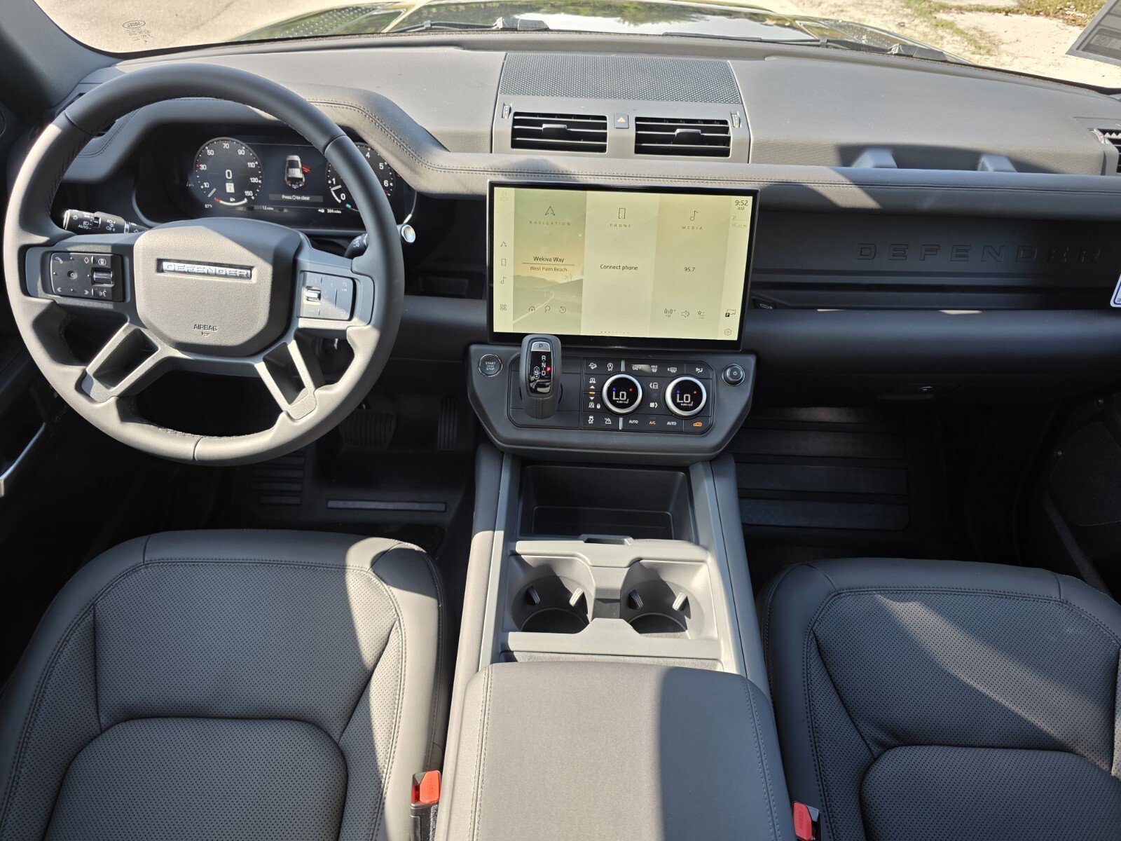 New 2026 Santorini Black Land Rover P400 X-Dynamic SE image 4