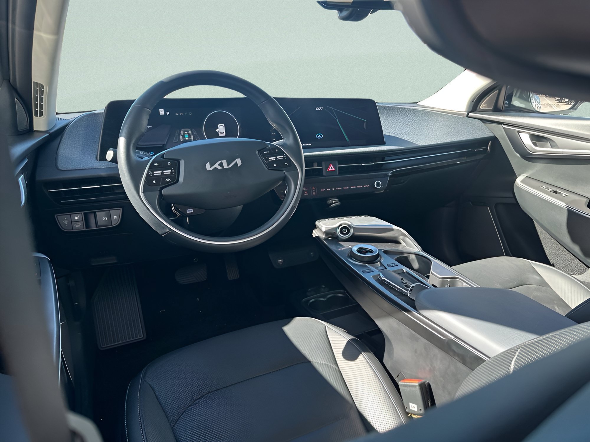 Used 2023 Steel Gray Kia Wind image 21