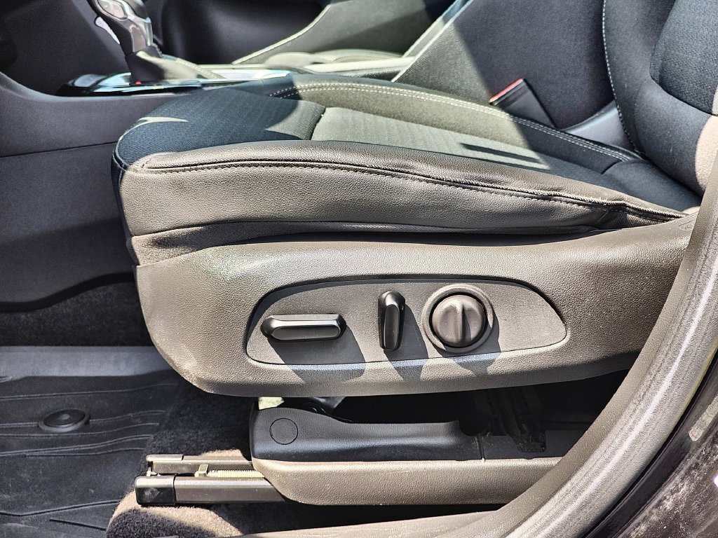 Used 2022 Black Buick Select image 12