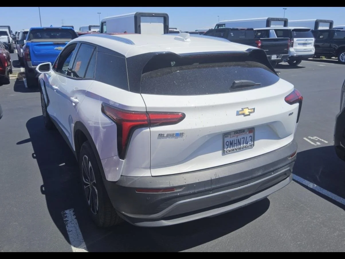 Used 2024 Summit White Chevrolet LT image 5