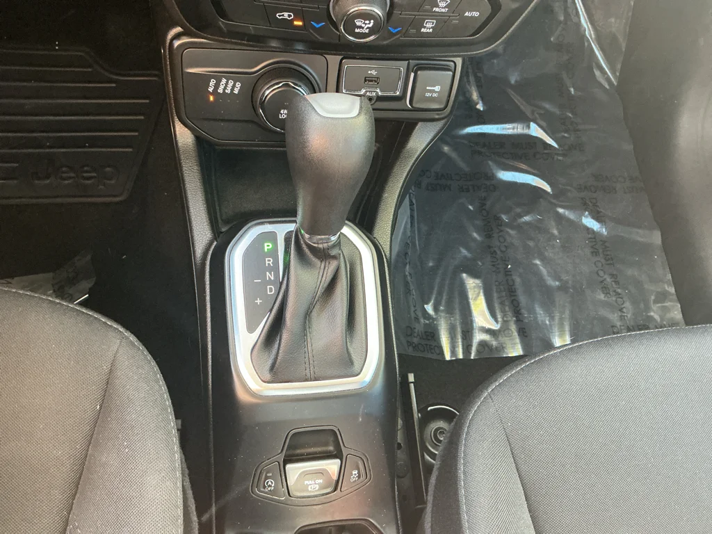 Used 2023 Alpine White Clearcoat Jeep Latitude image 19