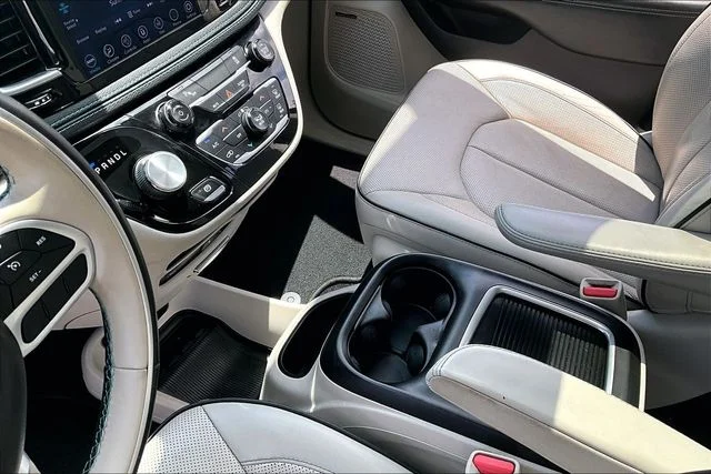 Used 2018 Red Chrysler Limited image 15