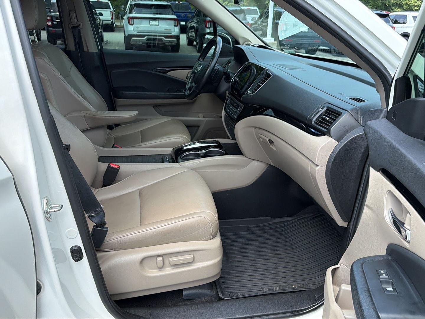 Used 2019 White Diamond Pearl Honda Touring w/Rear Captain