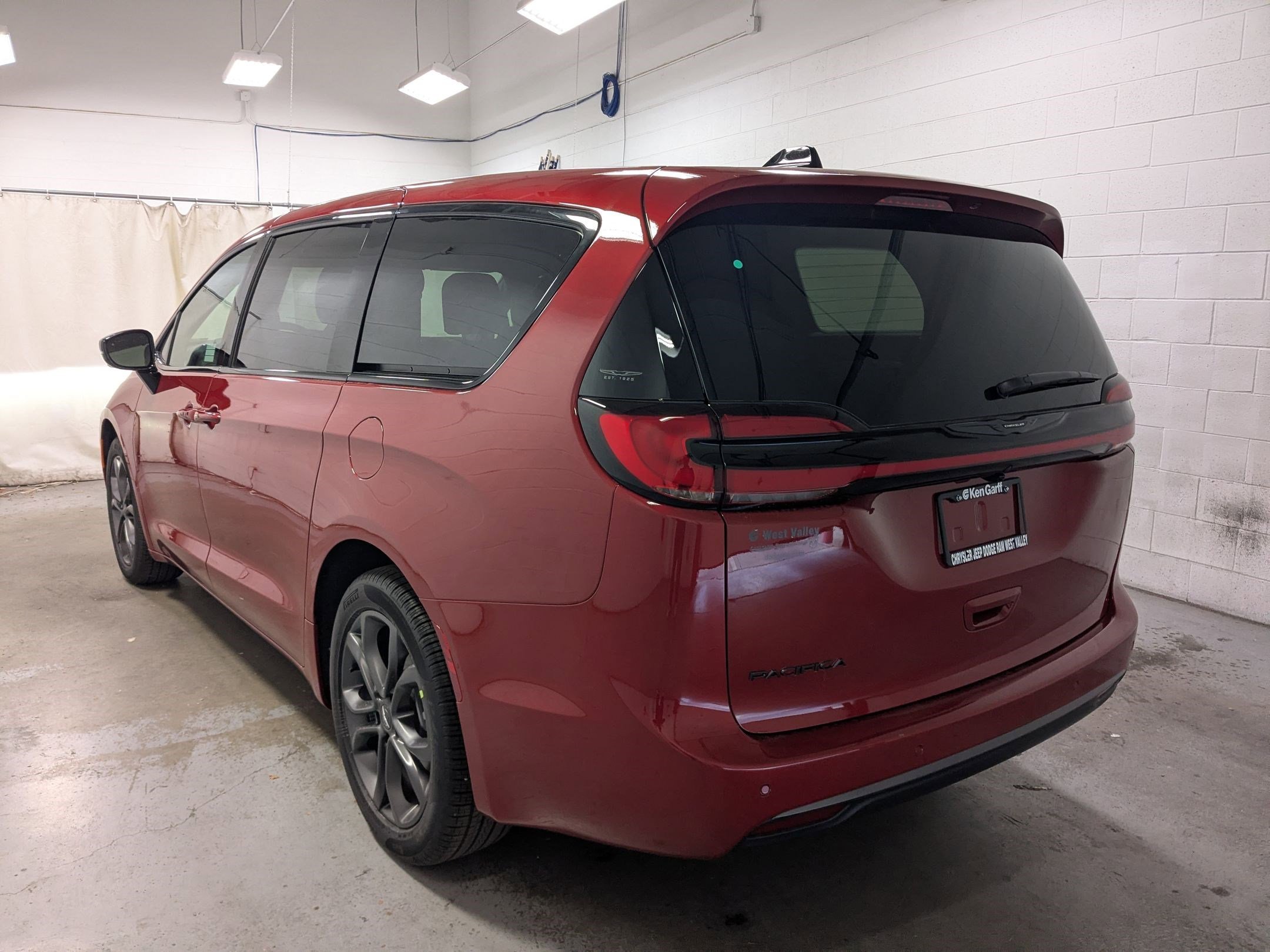 New 2026 Red Hot Pearl-Coat Exterior Paint Chrysler Select image 7