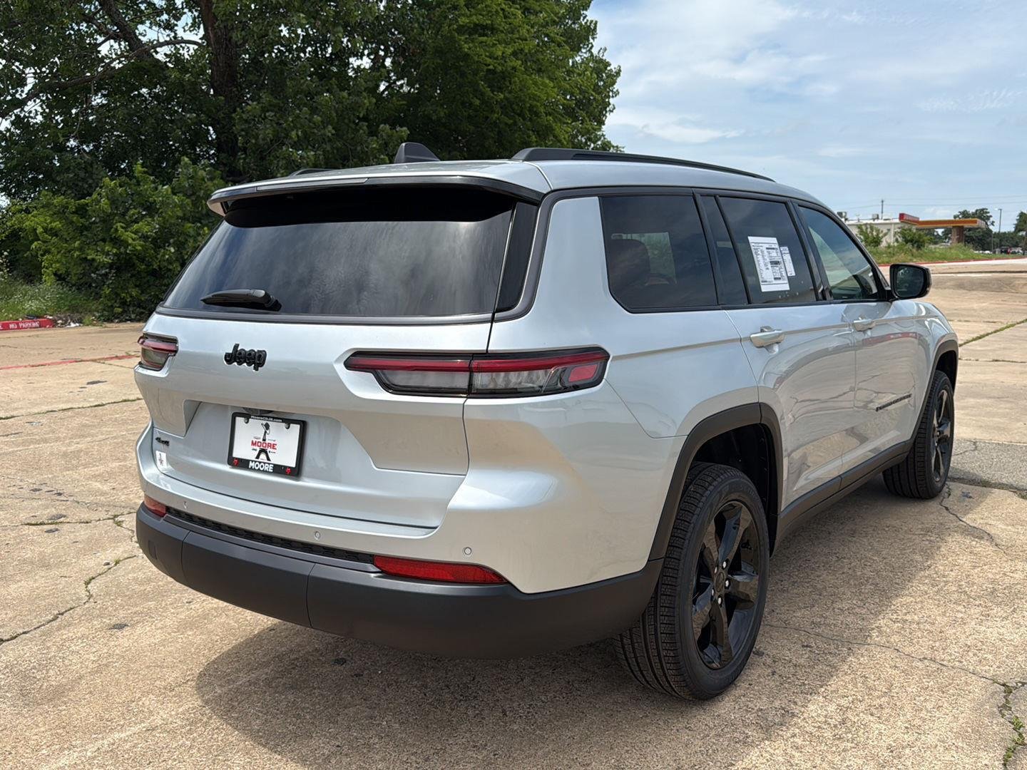 New 2026 Silver Zynith Exterior Paint Jeep Limited image 7