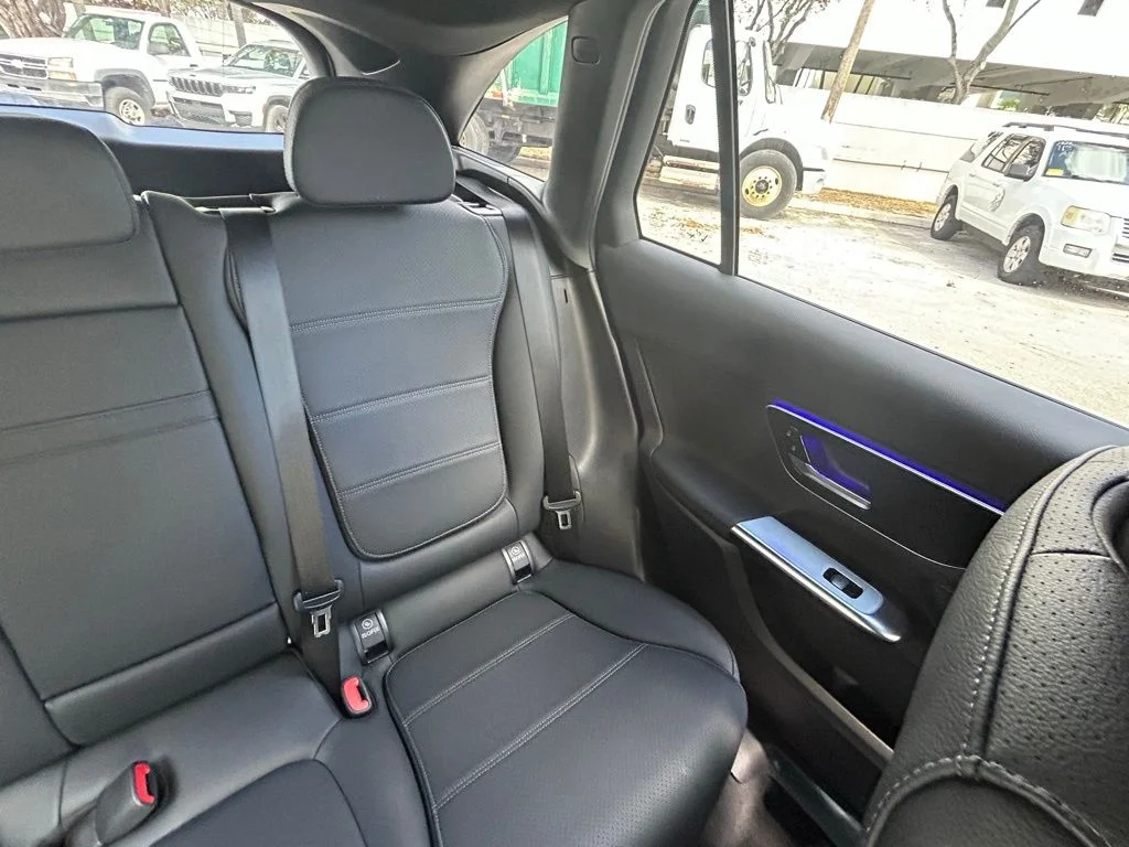 Used 2025  Mercedes-Benz GLC 300 image 14