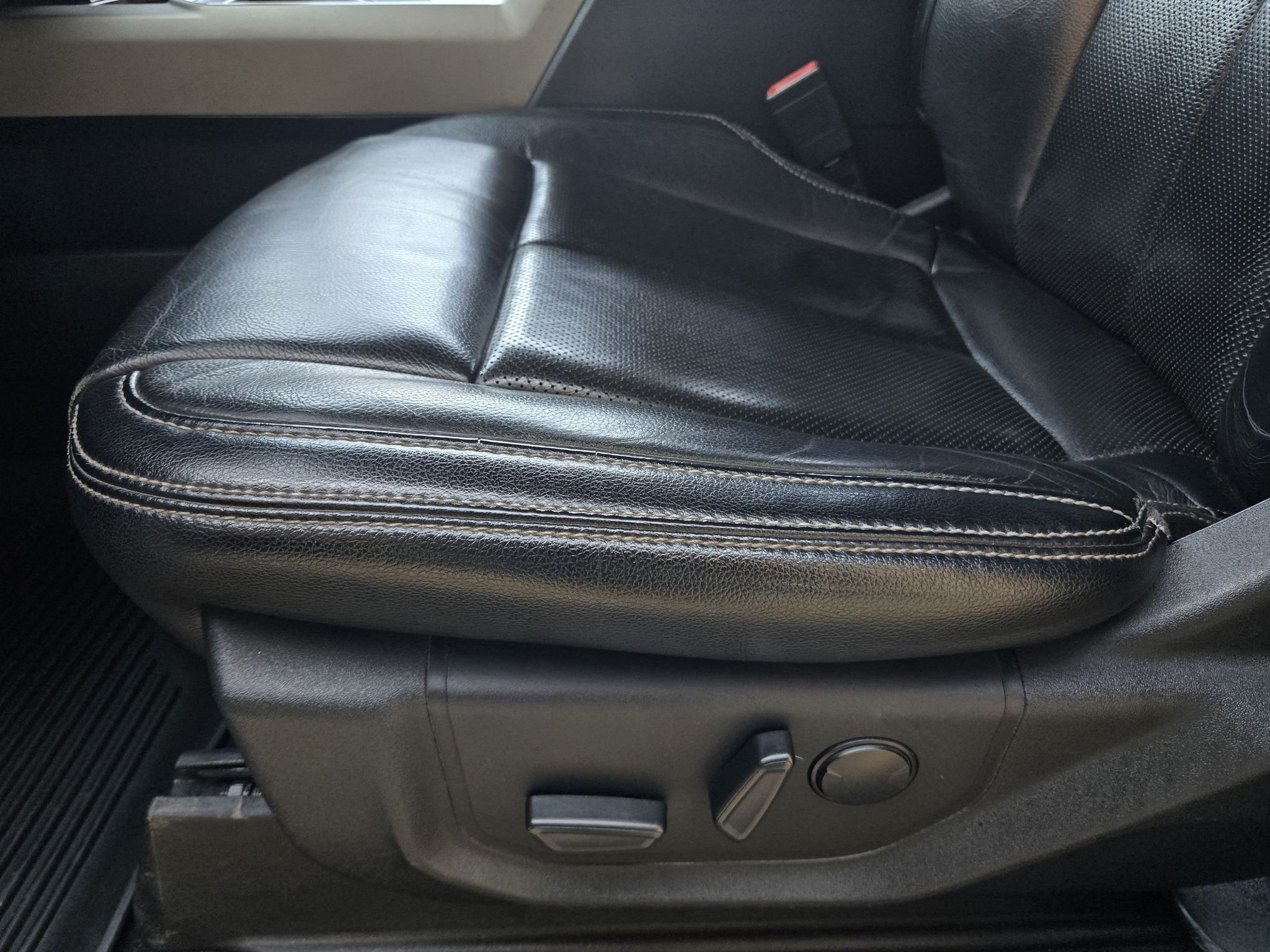 Used 2020 Oxford White Ford LARIAT image 24