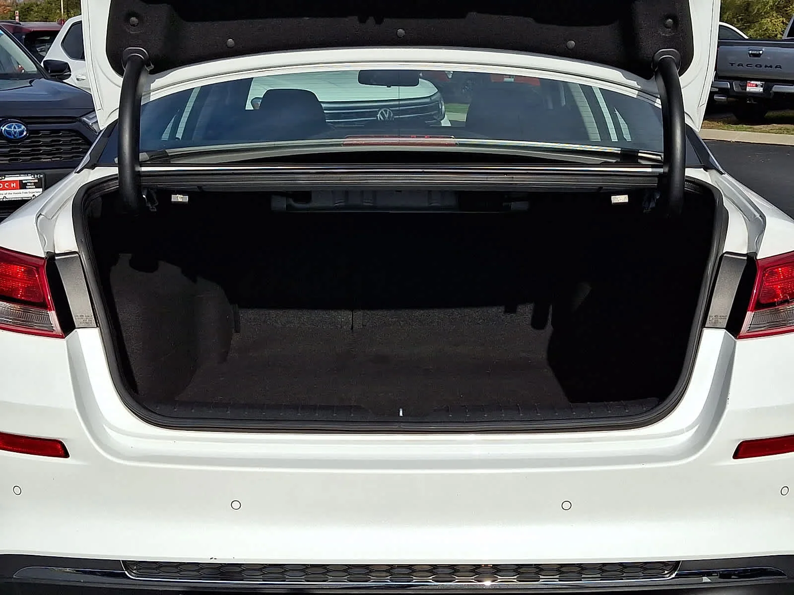 Used 2019 Snow White Pearl Kia LX image 30