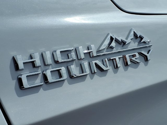 New 2027 Polar White Tricoat Chevrolet High Country image 17