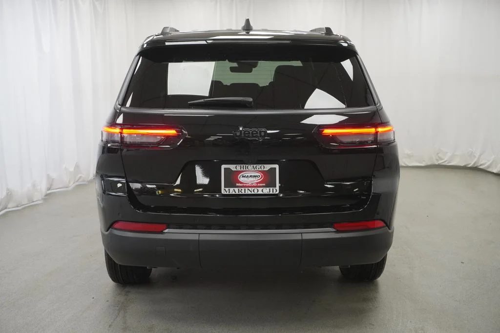 New 2026 Diamond Black Crystal Pearl-Coat Exterior Paint Jeep Altitude image 10