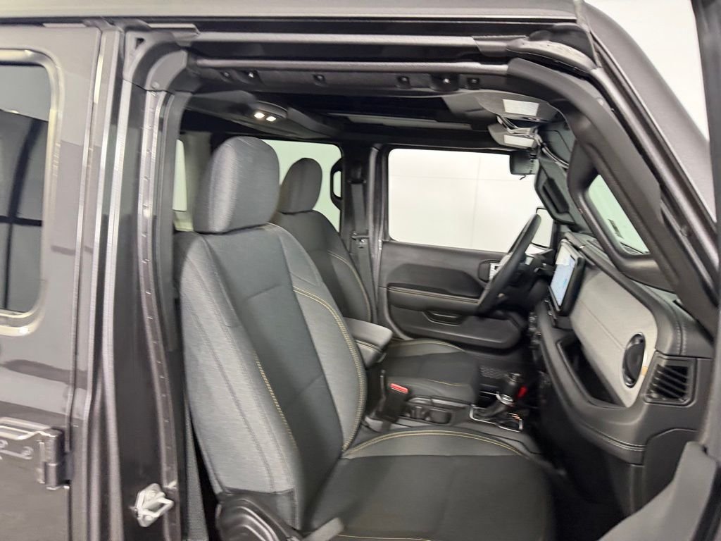 Used 2025 Crystal Metallic Jeep Sahara 4xe image 30