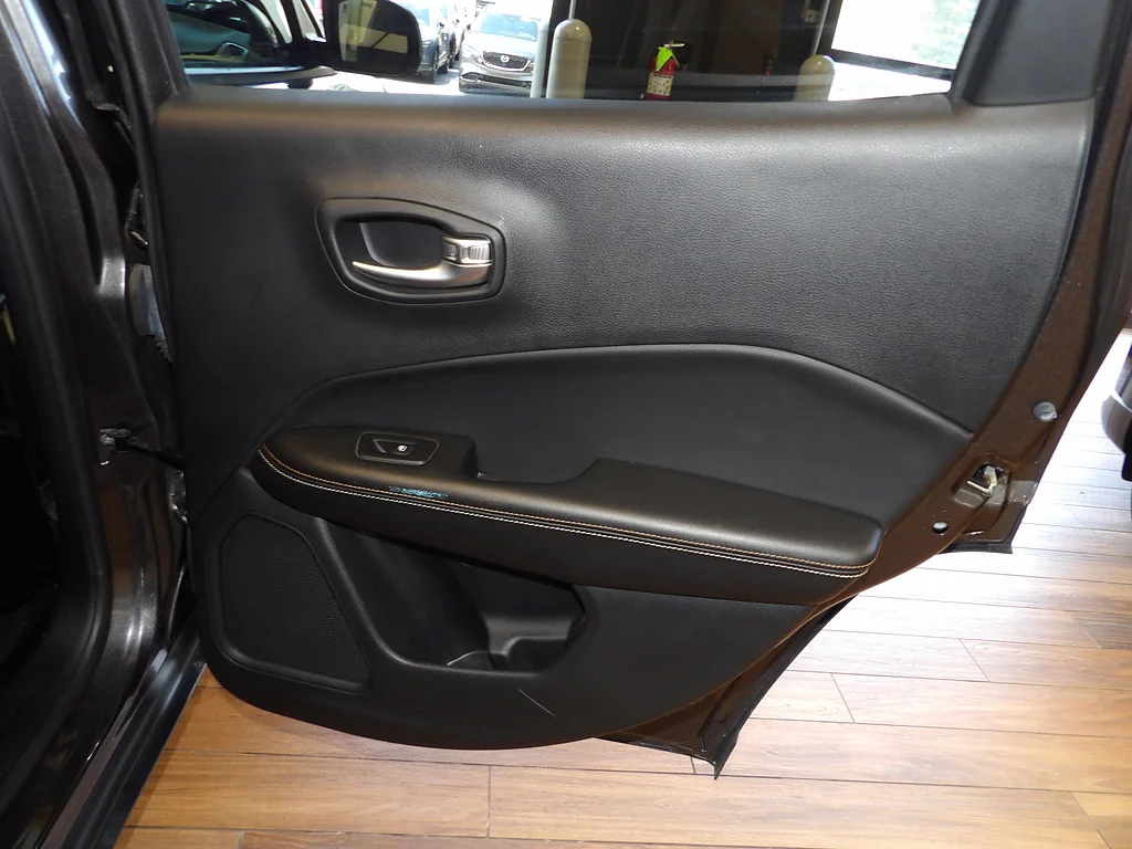 Used 2021 Granite Crystal Metallic Clear Coat Jeep Latitude image 15