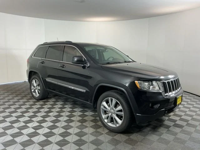 Used 2013 Brilliant Black Crystal Pearl Jeep Laredo image 3