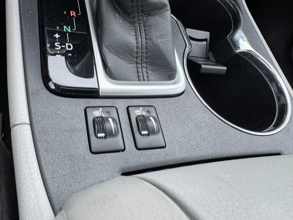 Used 2014 Silver Toyota XLE V6 image 17
