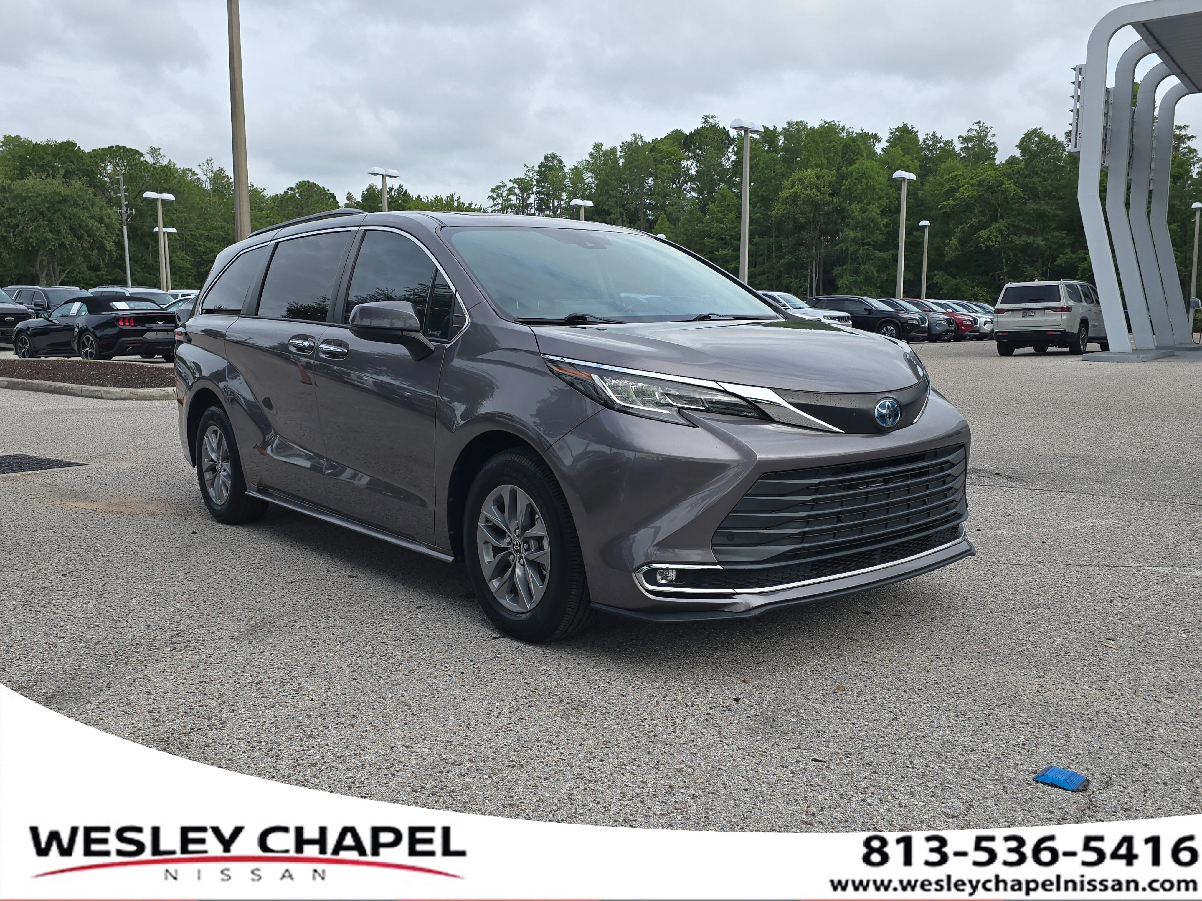 2022 Toyota Sienna XLE 7-Passenger Hybrid FWD's photo