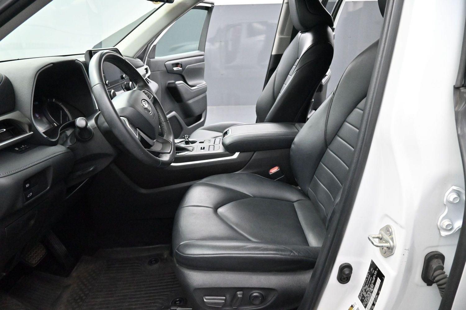 Used 2022 Wind Chill Pearl Toyota XLE image 13