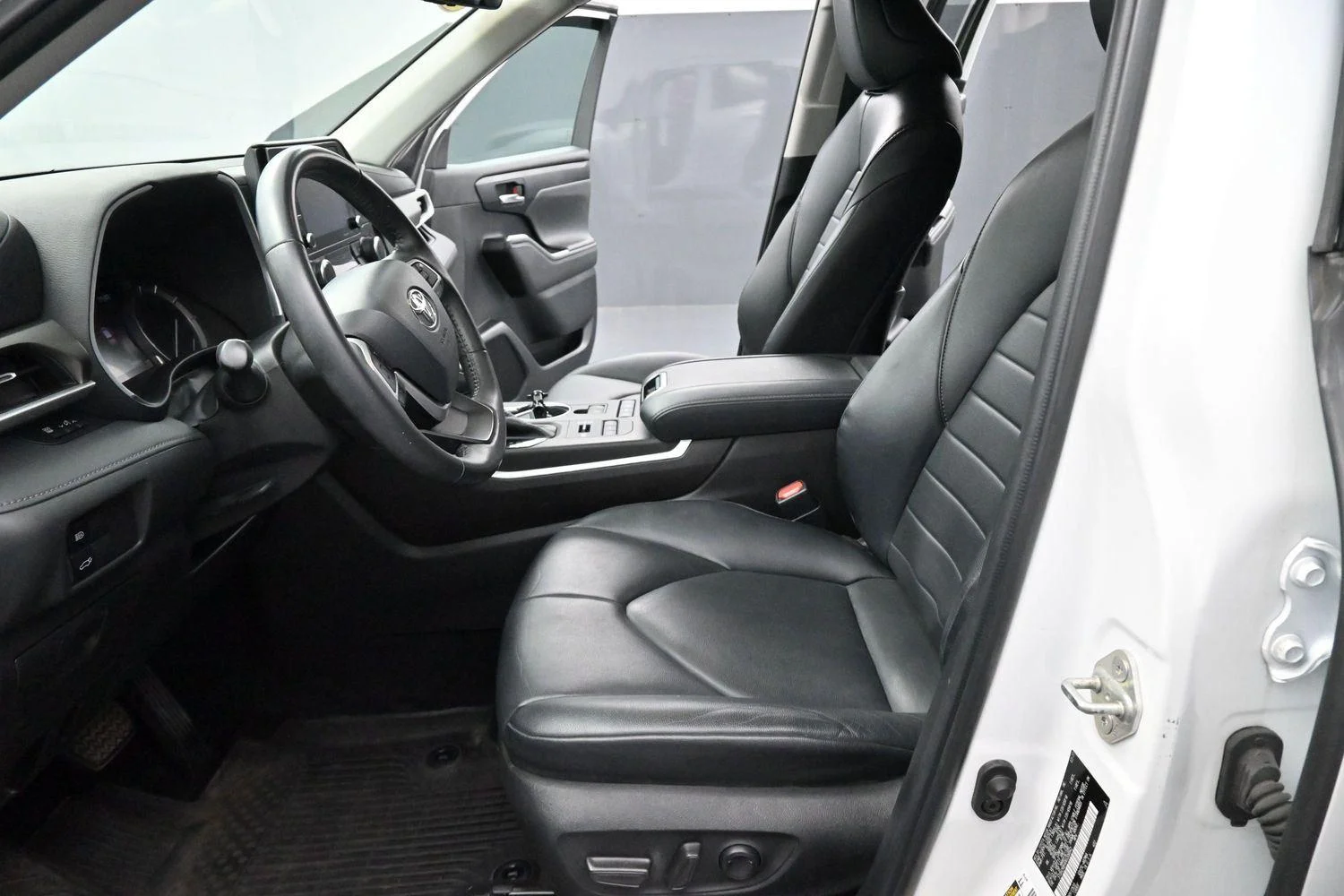 Used 2022 Wind Chill Pearl Toyota XLE image 13