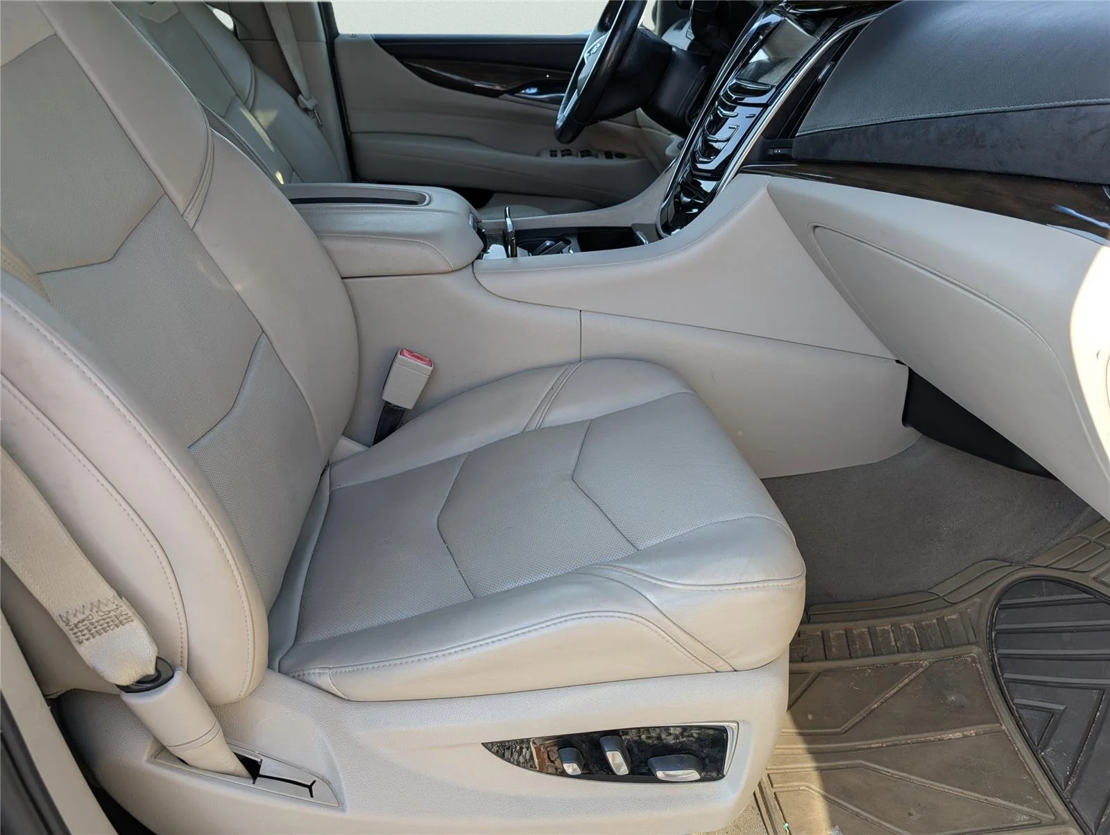Used 2018 DARK GRANITE METALLIC Cadillac Luxury image 37