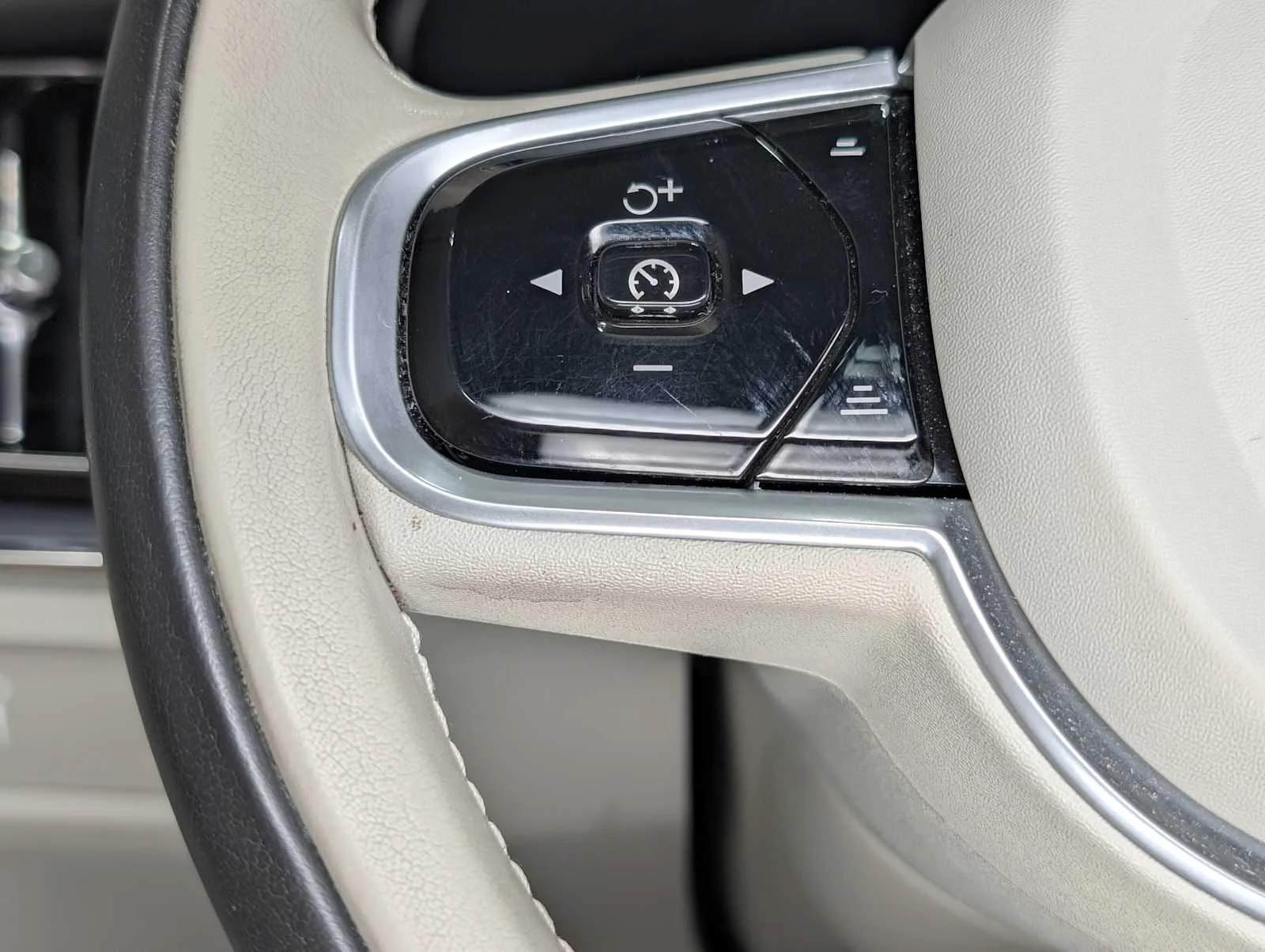 Used 2020  Volvo Momentum image 35
