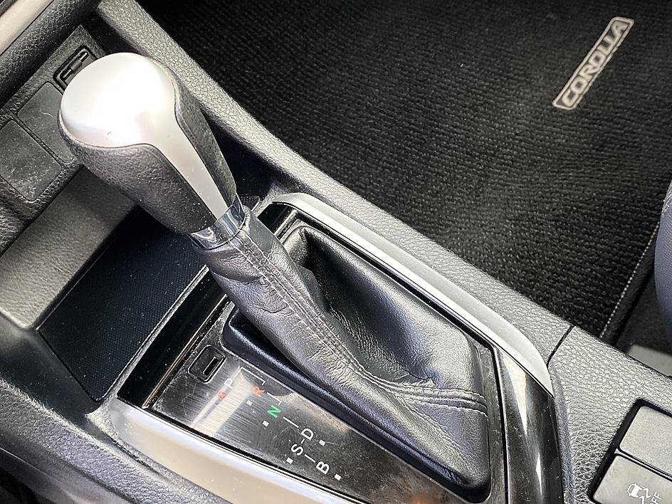 Used 2018 Black Sand Pearl Toyota LE image 18