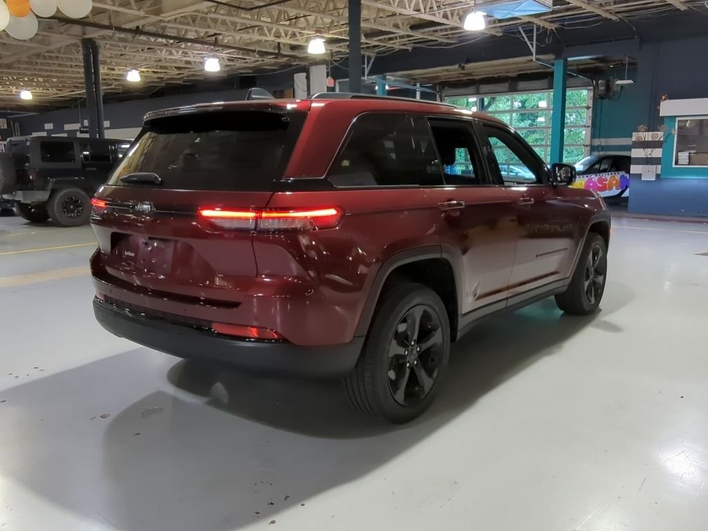 Used 2022 Red Jeep Altitude image 8